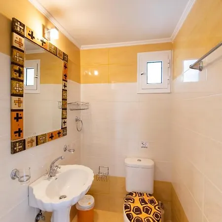 Vakantiehuis Almondtree House - Private Parking Exanthia