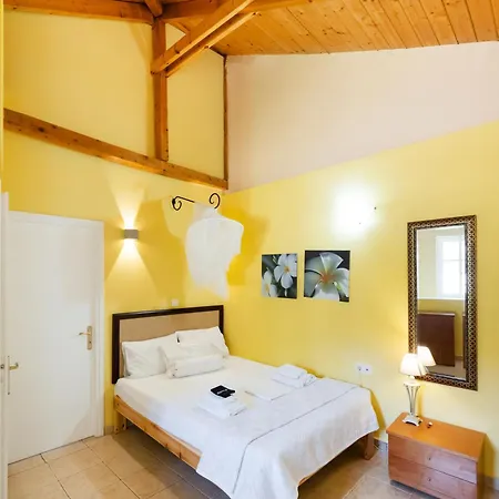 Semesterbostad Almondtree House - Private Parking