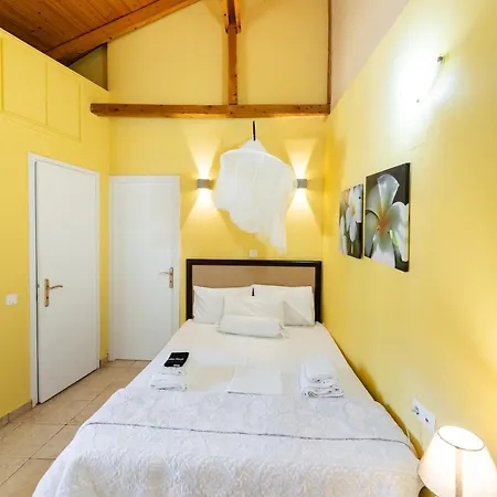 Vakantiehuis Almondtree House - Private Parking *